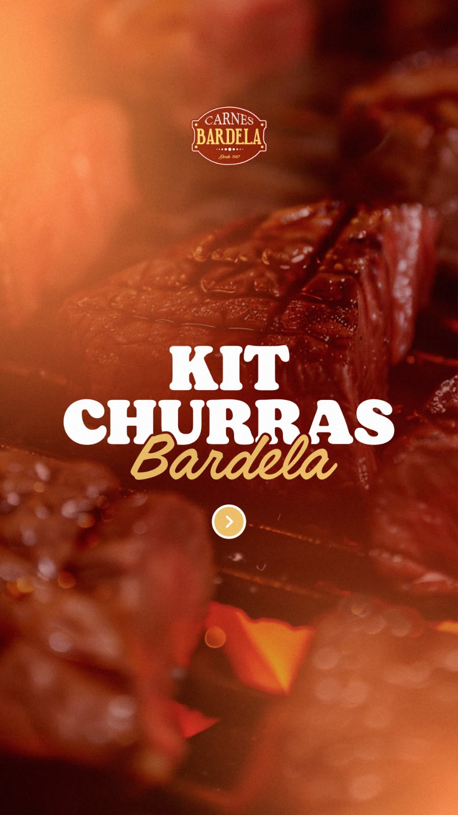 Carne sendo preparada sobre a brasa